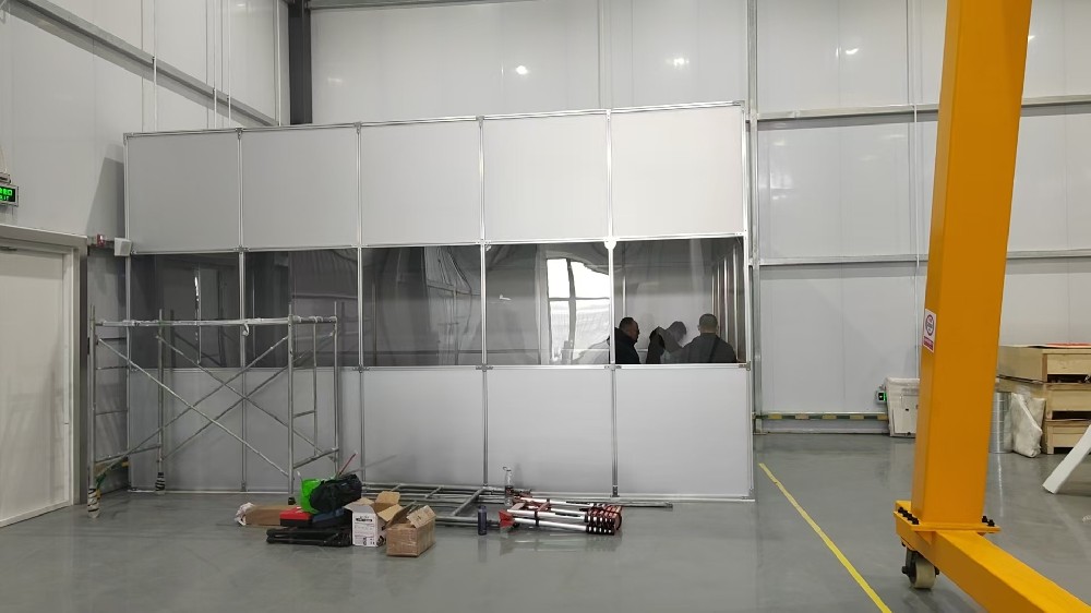 如何確保鋁塑板百級潔凈棚的氣流均勻性，避免局部污染？